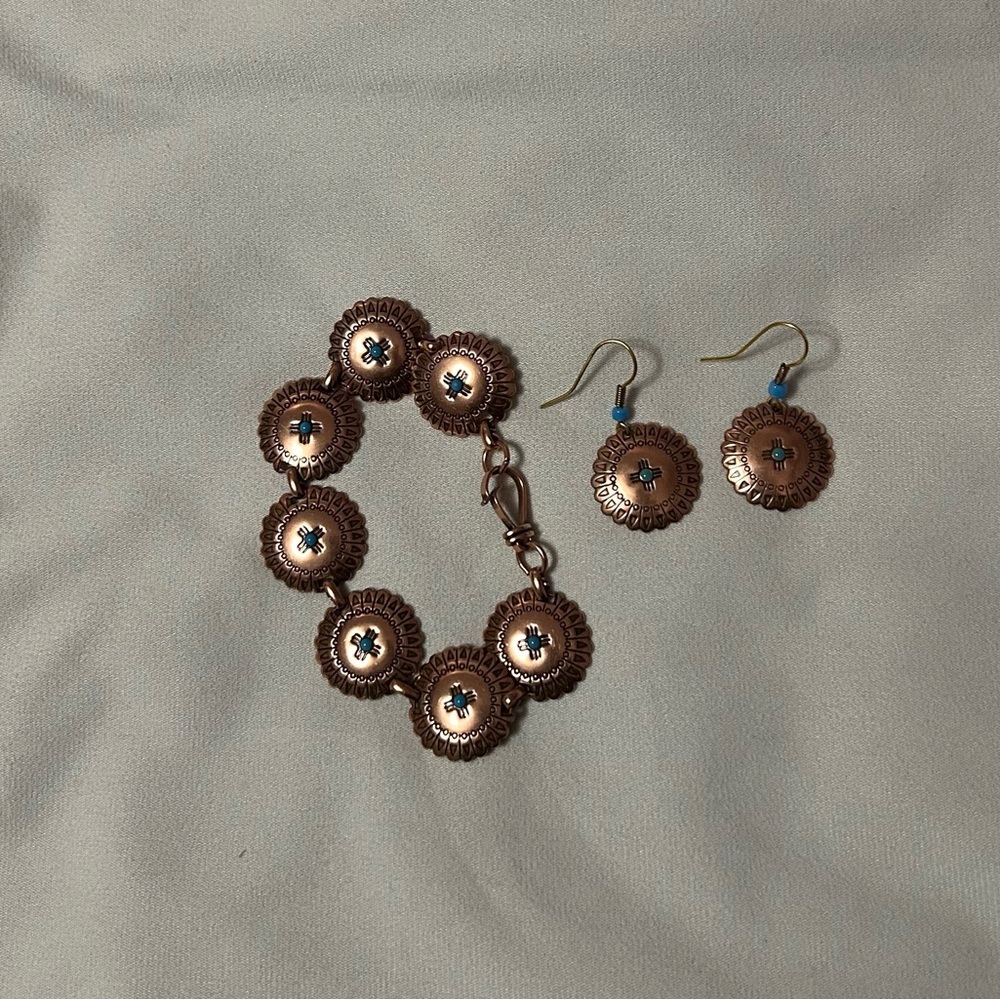 Copper Turquoise Cross/Floral Jewelry Set
Bracelet and earrings
Pre owned